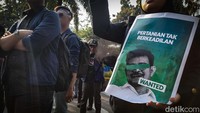 Mereka membawa poster bentuk protes dengan gambar Mentan Syahrul Yasin Limpo.  