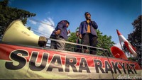 Massa bergantian berorasi di atas mobil komando.  
