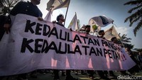 Dalam aksinya, massa juga mengkritisi kesejahteraan petani sampai konflik di Pulau Rempang.  