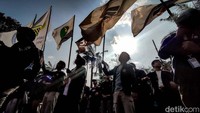 Massa BEM SI menggelar aksi di depan gedung Kementan, Jakarta Selatan, Jumat (22/9/2023). Demo digelar dalam rangka hari tani nasional.  