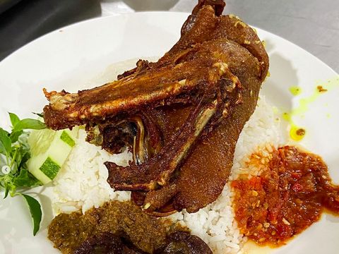 Depot Bebek H Wachid Hasyim berada di Jalan Raya Jemursari No 17, Jemur Wonosari, Kecamatan Wonocolo, Surabaya. Ciri khas dari menu di sini yakni ukuran bebek yang besar, digoreng garing dan dinikmati dengan sambal pedas.