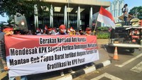 Peserta aksi mendorong KPK untuk segera memeriksa Dominggus Mandacan Mantan Gubernur Papua Barat yang di duga memberikan uang ratusan juta ke sejumlah petinggi KPU RI Wahyu Setiawan yang juga sudah menjadi terpidana kasus korupsi suap.