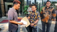 Kasus dugaan itu tercium sejumlah Rp 500 juta melalui Muhammad Thamrin Payopo yang saat itu sebagai sekretaris KPUD Papua Barat kepada Wahyu Setiawan. Meminta pimpinan KPK agar membuka kembali kasus dugaan Korupsi Gratifikasi yang melibatkan Mantan Gub Papua Barat Dominggus Mandacan agar terang tanpa pandang bulu dan KPK bisa memberikan kepastian hukum terhadap kasus korupsi ini.