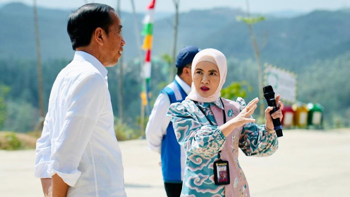 Dirut Pertamina Nicke Widyawati bersama Jokowi