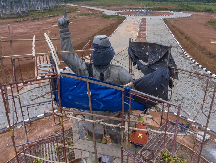Pekerja menyelesaikan pembangunan patung Bung Karno di Kabupaten Banyuasin, Sumatera Selatan, Jumat (22/9/2023). Pembangunan patung Proklamator RI Soekarno atau Bung Karno dengan tinggi 10 meter dengan anggaran biaya sebesar Rp495.173.220 tersebut ditargetkan rampung pada bulan Desember 2023 ANTARA FOTO/Nova Wahyudi/foc.