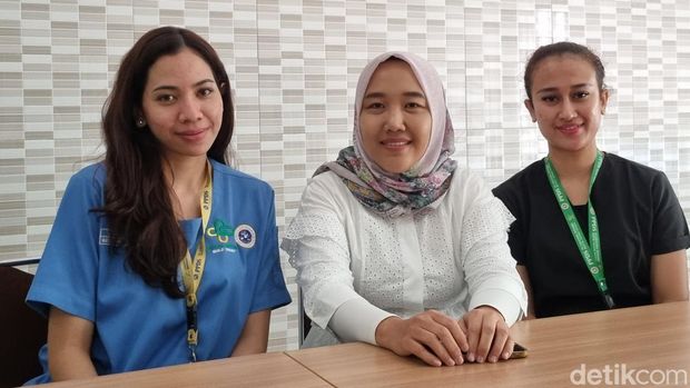 Dokter spesialis bedah plastik RSU dr Soetomo yang menangani RPQ, dr Ira Handriani SpBP-RE (K) (tengah).  Tim medis di RSU dr Soetomo menggambarkan anatomi tubuh RPQ yang mengalami luka bakar. Dokter spesialis bedah plastik RSU dr Soetomo yang menangani RPQ, dr Ira Handriani SpBP-RE (K) (tengah).Tim medis di RSU dr Soetomo menggambarkan anatomi tubuh RPQ yang mengalami luka bakar.