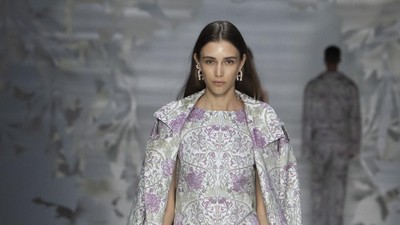 Foto: Koleksi Aigner Spring-Summer 2024, Terinspirasi Corak Bunga Seniman UK