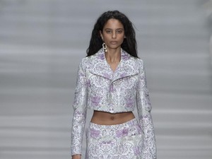 Aigner Kembali ke Milan Fashion Week, Hadirkan Sentuhan Baru di Tas Ikonis