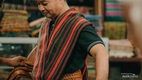 Saat memakai kain tenun