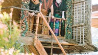 Berpose di Rumah Adat Suku Ebde