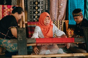 Kain Tenun Sukarara Lombok: Tak Sekedar Cendera Mata, Ada Filosofinya