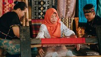 Saat belajar membuat kain tenun