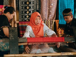 Kain Tenun Sukarara Lombok: Tak Sekedar Cendera Mata, Ada Filosofinya