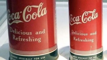 Kaleng Coca-cola pada awal-awal 1930. Foto: https://twitter.com/UmarBzv
