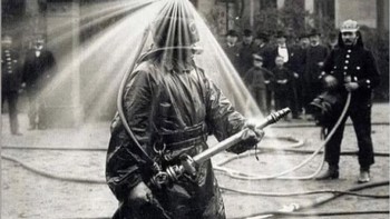 Pakaian pemadam kebakaran pada 1900-an Foto: https://twitter.com/UmarBzv