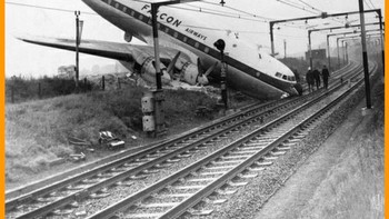 Kecelakaan pesawat di Inggris, tidak ada korban jiwa, 10 Oktober 1960. Foto: https://twitter.com/UmarBzv