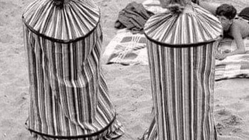 Pakaian ke pantai tahun 1940-an.’ Foto: https://twitter.com/UmarBzv