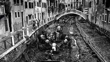 Pekerja membersihkan kanal di Venesia, Italia, 1956. Foto: https://twitter.com/UmarBzv