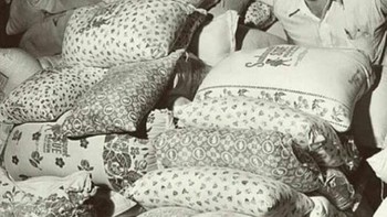 Keluarga miskin pada 1939 membuat pakaian anak-anaknya dari karung tepung. Foto: Twitter.com/UmarBzv  