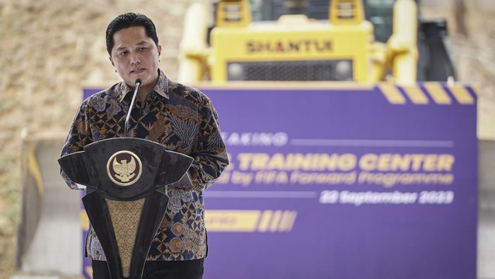 Presiden Joko Widodo (ketiga kiri) menekan tombol didampingi (dari kiri) Gubernur Kalimantan Timur Isran Noor, Menteri Keuangan Sri Mulyani, Direktur Regional Asia Oceania FIFA Sanjeevan C Balasingam, Ketum PSSI Erick Thohir, Menpora Dito Ariotedjo dan Kepala Otorita IKN Bambang Susantono saat Groundbreaking National Training Center di Ibu Kota Nusantara (IKN), Penajam Paser Utara, Kalimantan Timur, Jumat (22/9/2023). Presiden mengatakan pembangunan pusat pelatihan tersebut terintegrasi dengan pembangunan IKN yang dibangun di atas lahan seluas 34,5 hektare dan dilengkapi dengan delapan lapangan serta fasilitas pendukung lainnya. ANTARA FOTO/Dhemas Reviyanto/YU