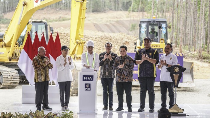 Presiden Joko Widodo (ketiga kiri) menekan tombol didampingi (dari kiri) Gubernur Kalimantan Timur Isran Noor, Menteri Keuangan Sri Mulyani, Direktur Regional Asia Oceania FIFA Sanjeevan C Balasingam, Ketum PSSI Erick Thohir, Menpora Dito Ariotedjo dan Kepala Otorita IKN Bambang Susantono saat Groundbreaking National Training Center di Ibu Kota Nusantara (IKN), Penajam Paser Utara, Kalimantan Timur, Jumat (22/9/2023). Presiden mengatakan pembangunan pusat pelatihan tersebut terintegrasi dengan pembangunan IKN yang dibangun di atas lahan seluas 34,5 hektare dan dilengkapi dengan delapan lapangan serta fasilitas pendukung lainnya. ANTARA FOTO/Dhemas Reviyanto/YU