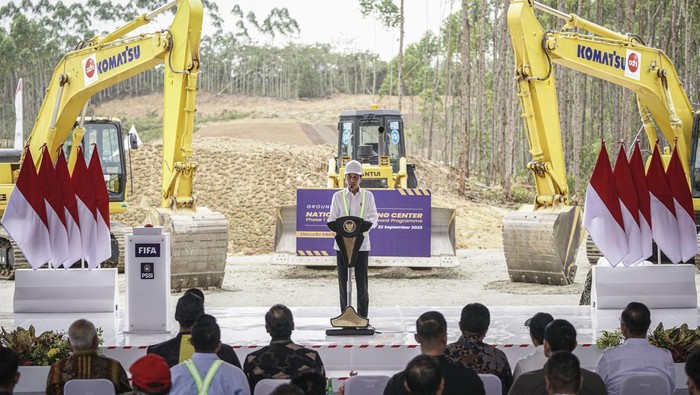 Presiden Joko Widodo (ketiga kiri) menekan tombol didampingi (dari kiri) Gubernur Kalimantan Timur Isran Noor, Menteri Keuangan Sri Mulyani, Direktur Regional Asia Oceania FIFA Sanjeevan C Balasingam, Ketum PSSI Erick Thohir, Menpora Dito Ariotedjo dan Kepala Otorita IKN Bambang Susantono saat Groundbreaking National Training Center di Ibu Kota Nusantara (IKN), Penajam Paser Utara, Kalimantan Timur, Jumat (22/9/2023). Presiden mengatakan pembangunan pusat pelatihan tersebut terintegrasi dengan pembangunan IKN yang dibangun di atas lahan seluas 34,5 hektare dan dilengkapi dengan delapan lapangan serta fasilitas pendukung lainnya. ANTARA FOTO/Dhemas Reviyanto/YU