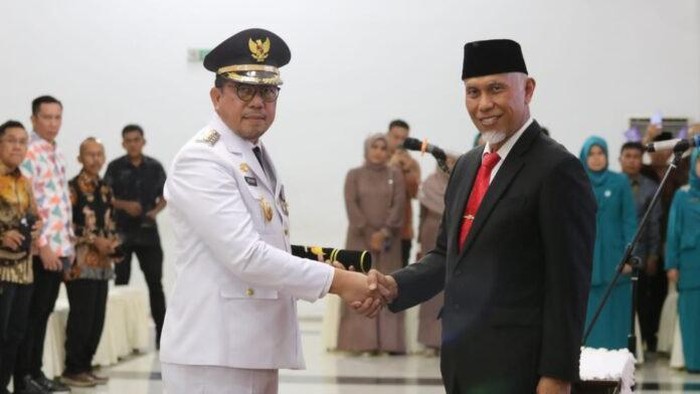 Gubernur Sumbar Mahyeldi berjabat tangan Pj Wali Kota Sawahlunto Zefnihan. (Foto: Dok. Pemprov Sumbar)