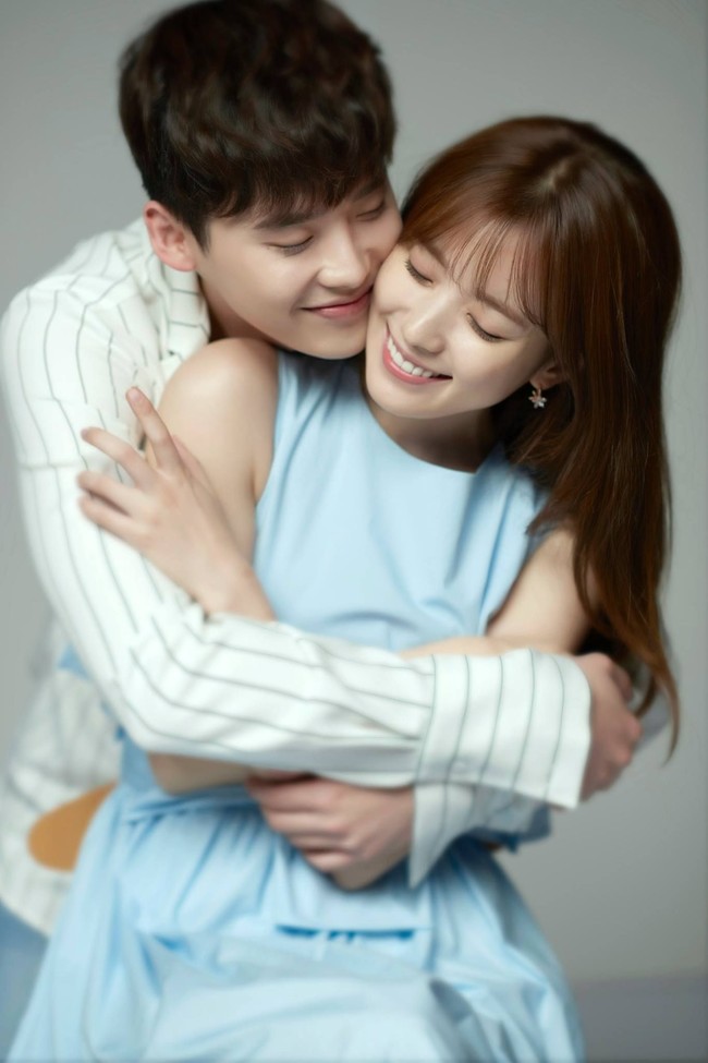 Setelah sekian lama tak membintangi drama Korea, Han Hyo Joo dipasangkan dengan Lee Jong Suk di W: Two Worlds Apart pada 2016. Dia menjelma sebagai dokter bedah yang jatuh cinta dengan karakter webtoon.Foto: Instagram