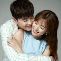 Setelah sekian lama tak membintangi drama Korea, Han Hyo Joo dipasangkan dengan Lee Jong Suk di W: Two Worlds Apart pada 2016. Dia menjelma sebagai dokter bedah yang jatuh cinta dengan karakter webtoon.Foto: Instagram