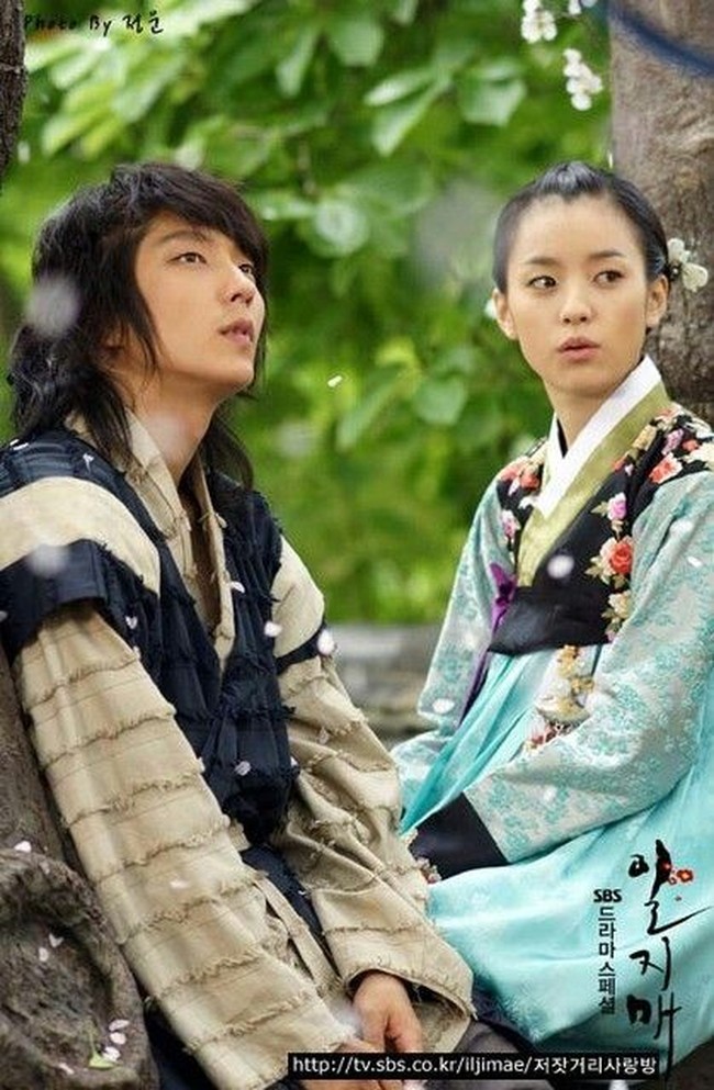 Han Hyo Joo masih berusia 21 tahun saat membintangi drama Korea Iljimae bersama Lee Joon Gi. Sang aktris berperan sebagai gadis bangsawan yang jatuh cinta dengan seorang ‘Robin Hood’ di era Dinasti Joseon. Foto: Instagram