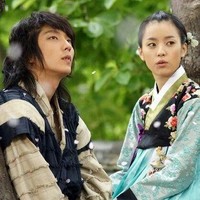Han Hyo Joo masih berusia 21 tahun saat membintangi drama Korea Iljimae bersama Lee Joon Gi. Sang aktris berperan sebagai gadis bangsawan yang jatuh cinta dengan seorang ‘Robin Hood’ di era Dinasti Joseon. Foto: Instagram