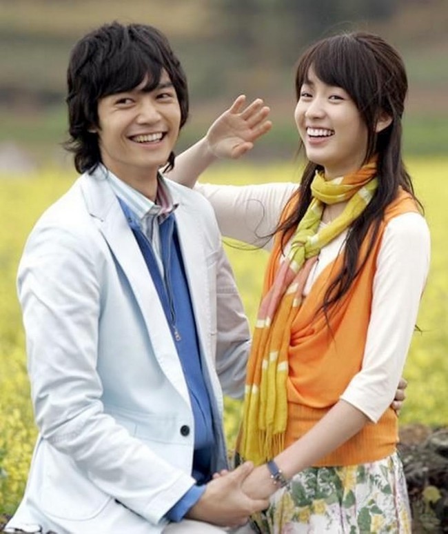 Di awal kariernya, Han Hyo Joo membintangi drama Korea Spring Waltz dan dipasangkan dengan Seo Do Young. Drama romantis yang tayang pada 2006 itu mengikuti kisah pasangan yang berpisah karena konflik keluarga. Keduanya dipertemukan kembali bak takdir di Austria.Foto: Instagram