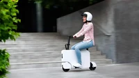 Motocompacto ditenagai motor magnet permanen yang menggerakkan roda depan. Motor ini dapat mencapai daya maksimal sebesar 490W dan menghasilkan torsi 16 Nm. Motor ini mendapatkan energi dari baterai 6,8 Ah, yang mampu memberikan jangkauan hingga 12 mil (sekitar 19,3 km) setelah satu kali pengisian daya. Foto: Dok. Honda