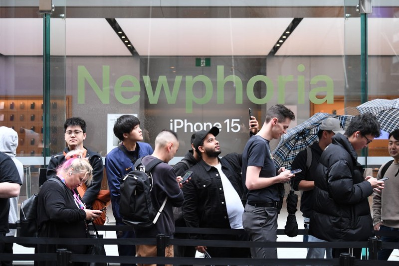 SYDNEY, AUSTRALIA - SEPTEMBER 22: Customers wait in line at the Australian release of the latest iPhone and Apple Watch models at the Apple Store on September 22, 2023 in Sydney, Australia. Apple launched its lineup of the latest iPhone 15 versions as well as other product upgrades such as the Apple Watch Series 9 and Apple Watch Ultra 2 feauturing new design, improved performance and new materials.  (Photo by James D. Morgan/Getty Images)
