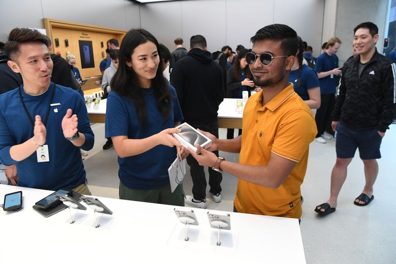 SYDNEY, AUSTRALIA - SEPTEMBER 22: Customers at the Australian release of the latest iPhone and Apple Watch models at the Apple Store on September 22, 2023 in Sydney, Australia. Apple launched its lineup of the latest iPhone 15 versions as well as other product upgrades such as the Apple Watch Series 9 and Apple Watch Ultra 2 feauturing new design, improved performance and new materials.  (Photo by James D. Morgan/Getty Images)