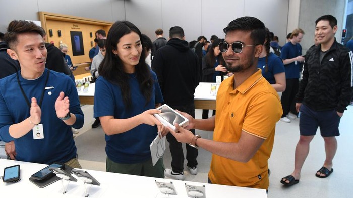 SYDNEY, AUSTRALIA - SEPTEMBER 22: Customers at the Australian release of the latest iPhone and Apple Watch models at the Apple Store on September 22, 2023 in Sydney, Australia. Apple launched its lineup of the latest iPhone 15 versions as well as other product upgrades such as the Apple Watch Series 9 and Apple Watch Ultra 2 feauturing new design, improved performance and new materials.  (Photo by James D. Morgan/Getty Images)