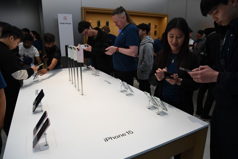 SYDNEY, AUSTRALIA - SEPTEMBER 22: Customers at the Australian release of the latest iPhone and Apple Watch models at the Apple Store on September 22, 2023 in Sydney, Australia. Apple launched its lineup of the latest iPhone 15 versions as well as other product upgrades such as the Apple Watch Series 9 and Apple Watch Ultra 2 feauturing new design, improved performance and new materials.  (Photo by James D. Morgan/Getty Images)