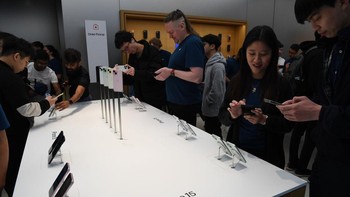 Semua varian iPhone 15 series dipajang di Apple Sydney. Foto: Getty Images/James D. Morgan