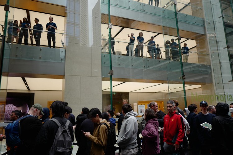 SYDNEY, AUSTRALIA - SEPTEMBER 22: Customers at the Australian release of the latest iPhone and Apple Watch models at the Apple Store on September 22, 2023 in Sydney, Australia. Apple launched its lineup of the latest iPhone 15 versions as well as other product upgrades such as the Apple Watch Series 9 and Apple Watch Ultra 2 feauturing new design, improved performance and new materials.  (Photo by James D. Morgan/Getty Images)
