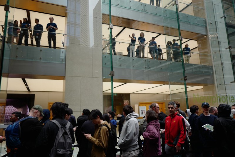 SYDNEY, AUSTRALIA - SEPTEMBER 22: Customers at the Australian release of the latest iPhone and Apple Watch models at the Apple Store on September 22, 2023 in Sydney, Australia. Apple launched its lineup of the latest iPhone 15 versions as well as other product upgrades such as the Apple Watch Series 9 and Apple Watch Ultra 2 feauturing new design, improved performance and new materials.  (Photo by James D. Morgan/Getty Images)