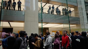 Keriuhan mulai terasa ketika mendekati waktu jam toko buka. Foto: Getty Images/James D. Morgan