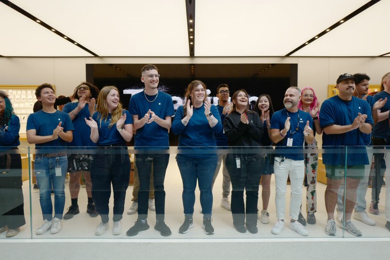 SYDNEY, AUSTRALIA - SEPTEMBER 22: Customers at the Australian release of the latest iPhone and Apple Watch models at the Apple Store on September 22, 2023 in Sydney, Australia. Apple launched its lineup of the latest iPhone 15 versions as well as other product upgrades such as the Apple Watch Series 9 and Apple Watch Ultra 2 feauturing new design, improved performance and new materials.  (Photo by James D. Morgan/Getty Images)