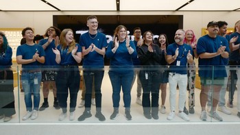 Tepuk tangan Apple Staff langsung menyambut ketika pembeli iPhone 15 masuk dalam toko. Foto: Getty Images/James D. Morgan