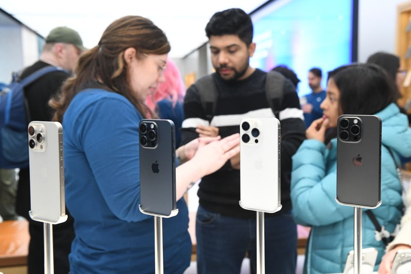 SYDNEY, AUSTRALIA - SEPTEMBER 22: Customers at the Australian release of the latest iPhone and Apple Watch models at the Apple Store on September 22, 2023 in Sydney, Australia. Apple launched its lineup of the latest iPhone 15 versions as well as other product upgrades such as the Apple Watch Series 9 and Apple Watch Ultra 2 feauturing new design, improved performance and new materials.  (Photo by James D. Morgan/Getty Images)