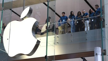 Para Apple Staff mengamati antrean yang begitu panjang. Foto: Getty Images/James D. Morgan