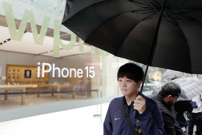 SYDNEY, AUSTRALIA - SEPTEMBER 22: Customers wait in line at the Australian release of the latest iPhone and Apple Watch models at the Apple Store on September 22, 2023 in Sydney, Australia. Apple launched its lineup of the latest iPhone 15 versions as well as other product upgrades such as the Apple Watch Series 9 and Apple Watch Ultra 2 feauturing new design, improved performance and new materials.  (Photo by James D. Morgan/Getty Images)