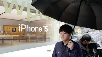 Hujan pun tidak menyurutkan semangat Apple Fanboy untuk tetap berada di baris antrean. Foto: Getty Images/James D. Morgan 