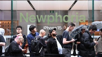 Para Apple Fanboy tengah mengantre di Apple Sydney Foto: Getty Images/James D. Morgan