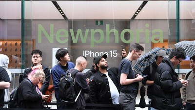 Penampakan Antrean Mengular Beli iPhone 15 di Australia
