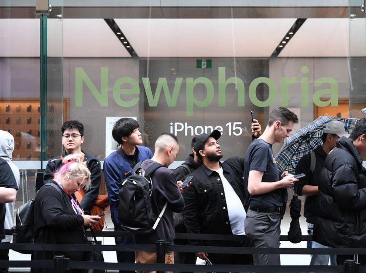 Penampakan Antrean Mengular Beli iPhone 15 di Australia